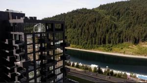 Преміальні апартаменти на березі озера Молодості