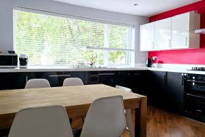 Modern, spacious flat by Victoria Park, free parking