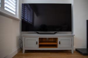 Modern 3 Bed Home with Garden and Parking