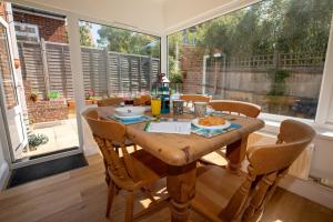 Modern 3 Bed Home with Garden and Parking