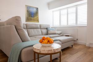 Modern 3 Bed Home with Garden and Parking