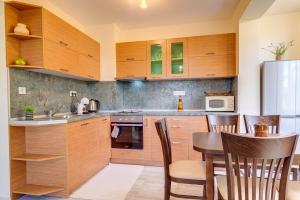 Bright retreat with Balcony & Mountain Views by Flat Manаger