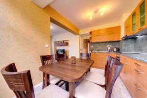 Bright retreat with Balcony & Mountain Views by Flat Manаger