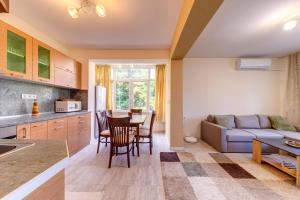 Bright retreat with Balcony & Mountain Views by Flat Manаger