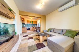 Bright retreat with Balcony & Mountain Views by Flat Manаger