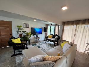 Tubajon Cliffside Villa