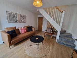 Chic 2 Bedroom Close to Town with Free Parking