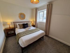 Chic 2 Bedroom Close to Town with Free Parking