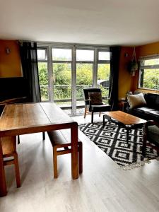 The Deckhouse, cabin with big deck nr Hay-on-Wye