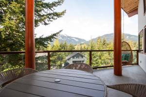 White Gold Chalet - Spacious Family-Friendly Chalet, Hot Tub, Mountain Views, Log Fireplace