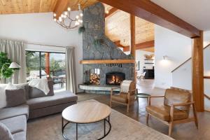 White Gold Chalet - Spacious Family-Friendly Chalet, Hot Tub, Mountain Views, Log Fireplace