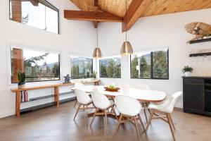 White Gold Chalet - Spacious Family-Friendly Chalet, Hot Tub, Mountain Views, Log Fireplace