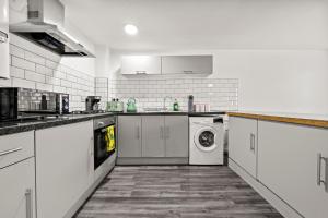 Manor House Luxury & Spacious 2BR By AltoLuxo Short Lets & Serviced Accommodation With Free WiFi & Parking