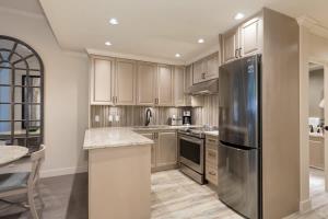 Woodrun Lodge 616 | Stylish Top Floor Ski-In & Out Condo by Upper Village w Hot Tub, Pool, Parking