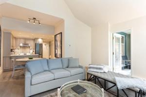 Woodrun Lodge 616 | Stylish Top Floor Ski-In & Out Condo by Upper Village w Hot Tub, Pool, Parking