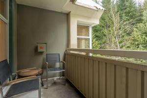Woodrun Lodge 616 | Stylish Top Floor Ski-In & Out Condo by Upper Village w Hot Tub, Pool, Parking