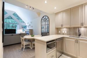 Woodrun Lodge 616 | Stylish Top Floor Ski-In & Out Condo by Upper Village w Hot Tub, Pool, Parking