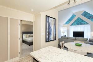 Woodrun Lodge 616 | Stylish Top Floor Ski-In & Out Condo by Upper Village w Hot Tub, Pool, Parking