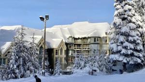 Woodrun Lodge 307 | Sleek Slopeside Unit w Pool, Hot Tub, & Heated Floors