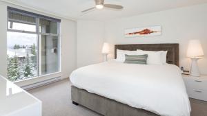 Woodrun Lodge 307 | Sleek Slopeside Unit w Pool, Hot Tub, & Heated Floors