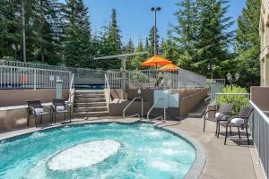 Woodrun Lodge 216 | Renovated Ski-In Ski-Out Condo w Free Parking, Pool, Hot Tub, & Gym