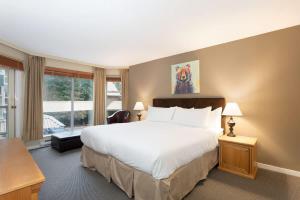 Woodrun Lodge 211 | Ski-In Ski-Out Condo w Heated Pool, Hot Tub, Parking, & Gym