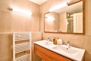 UrbanFlat 131 - Amazing apartment in the center of Paris