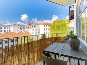 Sanders Shield 2 - 3 bedroom apartment with balcony