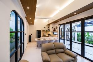 Villa Amerta Stynn - Stylish 2BR Tropical Retreat Villa near Kelating Beach