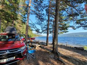 Mitsubishi med telt og camping utstyr