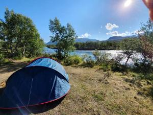 Mitsubishi med telt og camping utstyr