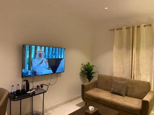 شقة فاخرة غرفة ماستر وصالة مريحة