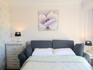 Air conditioned Floral Youth House 5mins walk to shopping centre city bus station