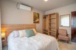 Casa térrea com 03 quartos em Canto Grande