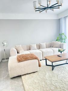 Narari 2 Bedroom, Facing Nairobi National Park, 10 mins to JKIA Airport with Gym & Pool Available