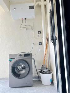 Narari 2 Bedroom, Facing Nairobi National Park, 10 mins to JKIA Airport with Gym & Pool Available