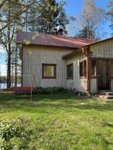 Mökki järvenrannalla