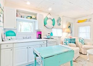 Old Love Cottage by Tybee Cottages