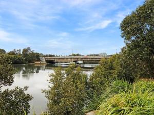 Stylish 1BR in Wolli Creek Near Airport & City