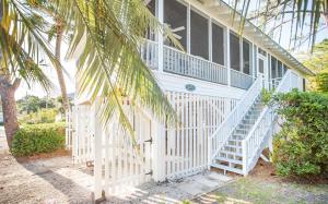 Wicker Cottage by Tybee Cottages