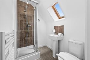 Spacious 4-Bed House, Super King Beds, Drive Parking & Fast WiFi, Near City Centre