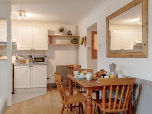 2 bed in Gower 77978