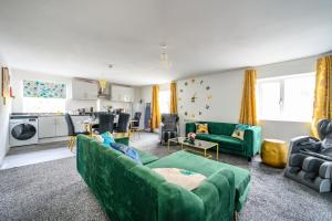 F1TR Luxurious & Comfy Stay