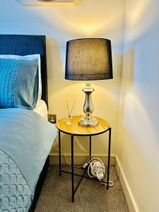 Spacious Room in Cardiff Bay Apartment with Private Bathroom