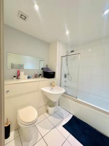 Spacious Room in Cardiff Bay Apartment with Private Bathroom