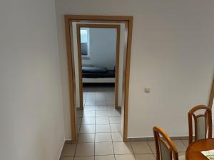 3 Schlafzimmer, Wohnzimmer, Küche, Bad, Terrasse, Parkplatz