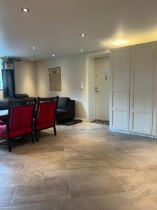 Hybel i underetasje 700m fra strand