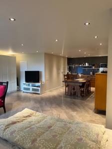 Hybel i underetasje 700m fra strand