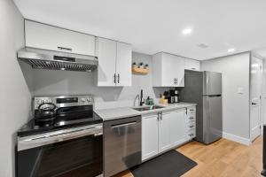 Bright and Modern 2BR Suite with Rustic Bar