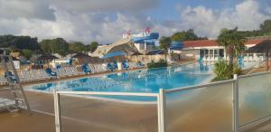 TRES BEAU MOBIL HOME spacieux de 2ch - 6 personnes - LES CHARMETTES 103 - La PALMYRE , Les MATHES